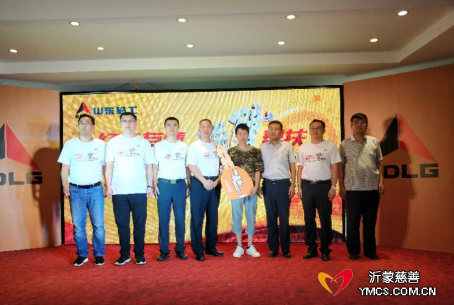 在当地政府和行业代表的见证下,山东临工向韩维兵交付了象征脱贫创富的金钥匙