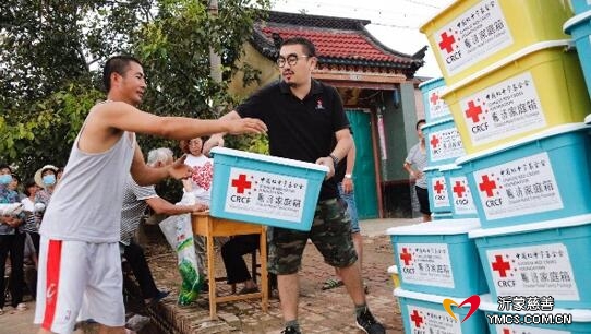 8月28日,中国红基会救灾工作组在山东发放赈济家庭箱(摄影:付春来)